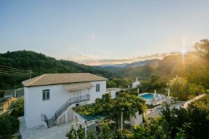 Blick auf das Manto Retreat in schönster Natur